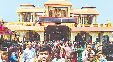 ಶಿರಸಿಯ ಮಾರಿಕಾಂಬಾ ದೇವಿ ಜಾತ್ರೆ ದರ್ಶನಕ್ಕೆ ಶನಿವಾರ ಜನಸ್ತೋಮವೇ ಆಗಮಿಸಿತ್ತು.  