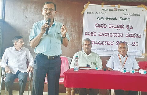 ಸೊರಬ ತಾಪಂ ಆವರಣದಲ್ಲಿ ಆಯೋಜಿಸಿದ್ದ ಕೃಷಿ ಪರಿಕರಗಳ ಮಾರಾಟಗಾರರರ ತರಬೇತಿ ಕಾರ್ಯಾಗಾರದಲ್ಲಿ ಶಿವಮೊಗ್ಗ ಅಡಕೆ ಸಂಶೋಧನ ಕೇಂದ್ರದ ಮುಖ್ಯಸ್ಥ ನಾಗರಾಜ್​ ಅಡಿವೆಪ್ಪರ್​ ಮಾತನಾಡಿದರು. ಕೆ.ಜಿ.ಕುಮಾರ, ಬಿ.ಸಿ.ಶಶಿಧರ್​ ಇತರರಿದ್ದರು.