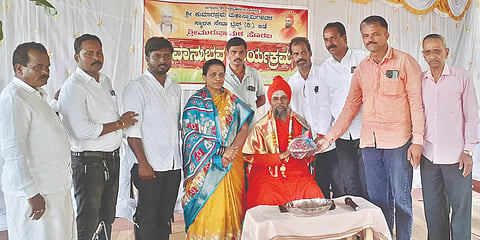 ಸೊರಬ ಮುರುಘಾ ಮಠದಲ್ಲಿ ಆಯೋಜಿಸಿದ್ದ ಮಾಸಿಕ ಶಿವಾನುಭವ ಕಾರ್ಯಕ್ರಮದಲ್ಲಿ ವೀರಶೈವ ಲಿಂಗಾಯತ ಸಂಟನೆ ವೇದಿಕೆಯಿಂದ ಜಡೆ ಶ್ರೀಗಳನ್ನು ಗೌರವಿಸಲಾಯಿತು. ರೇಖಾ ಜಗದೀಶ್​, ನಾಗರಾಜ್​ ಗೌಡ, ದೇಸಾಯಿ ಗೌಡ, ಮಹೇಶ್​ ಪಾಟೀಲ್​ ಜಡೆ, ಸಂದೀಪ್​ ಗೌಡ ಇತರರಿದ್ದರು.