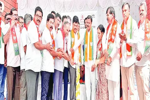 ಸೊರಬದಲ್ಲಿ ಆಯೋಜಿಸಿದ್ದ ಪ್ರಶಿಕ್ಷಣ ಶಿಬಿರದ ಮಹಾಭಿಯಾನವನ್ನು ಲೋಕಸಭಾ ಸದಸ್ಯ ಬಿ.ವೈ.ರಾಘವೇಂದ್ರ ಉದ್ಘಾಟಿಸಿದರು. ಪ್ರಕಾಶ್ ಆಗಸನಹಳ್ಳಿ, ಡಾ. ಜ್ಞಾನೇಶ್, ರಾಜು ತಲ್ಲೂರು ಇತರರಿದ್ದರು.