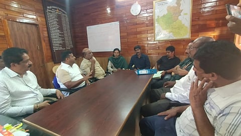 ಸೋಮವಾರಪೇಟೆ ತಾಲೂಕು ಪಂಚಾಯಿತಿ ಕಚೇರಿಯಲ್ಲಿ ನಡೆದ ಸ್ವಚ್ಛ ಕೊಡಗು ಸುಂದರ ಕೊಡಗು ಎಂಬ ಅಭಿಯಾನದ ಪೂರ್ವಭಾವಿ ಸಭೆಯಲ್ಲಿ ಅಧಿಕಾರಿಗಳು, ಸ್ಥಳೀಯರು ಚರ್ಚಿಸಿದರು.