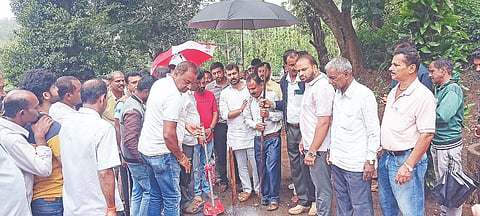 ಸೋಮವಾರಪೇಟೆ ತಾಲೂಕಿನ ಹೊನವಳ್ಳಿ, ಸುಳಿಮಳ್ತೆ, ಹೊನ್ನಮ್ಮನ ಕೆರೆ ಮಾರ್ಗದ 50 ಲಕ್ಷ ರೂ. ವೆಚ್ಚದ ಕಾಂಕ್ರೀಟ್ ರಸ್ತೆ ಕಾಮಗಾರಿಗೆ ಶಾಸಕ ಡಾ.ಮಂತರ್‌ಗೌಡ ಭೂಮಿ ಪೂಜೆ ನೆರವೇರಿಸಿದರು. ಶ್ರೀಧರ್, ಪುಟ್ಟಸ್ವಾಮಿ, ಸತೀಶ್, ಸುರೇಶ್ ಇದ್ದರು.