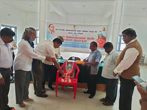 ಸೋಮವಾರಪೇಟೆ ಡಾ.ಅಂಬೇಡ್ಕರ್ ಭವನದಲ್ಲಿ ಆಯೋಜಿಸಿದ್ದ ಛತ್ರಪತಿ ಶಾಹುಮಹಾರಾಜರ 152ನೇ ಜಯಂತಿ ಕಾರ್ಯಕ್ರಮವನ್ನು ಸಹಕಾರ ಸಂಘದ ಅಧ್ಯಕ್ಷ ಎಸ್.ಸಿ.ಸತೀಶ್ ಉದ್ಘಾಟಿಸಿದರು. ಸೋಮಣ್ಣ, ಕೃಷ್ಣಮೂರ್ತಿ, ಗಣಪತಿ, ಸಿದ್ದಪ್ಪ ಇದ್ದರು.