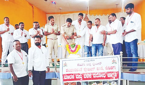  ಶನಿವಾರಸಂತೆಯ ವೆಂಕಟೇಶ್ವರ ಕಲ್ಯಾಣ ಮಂಟಪದಲ್ಲಿ  ಕರ್ನಾಟಕ ಟ್ಯಾಕ್ಸಿ ಡ್ರೈವರ್ಸ್‌ ಟ್ರೇಡ್ ಯೂನಿಯನ್ ಸೋಮವಾರಪೇಟೆ ತಾಲೂಕು ಸಮಿತಿ ಮತ್ತು ಪೊಲೀಸ್ ಇಲಾಖೆ ವತಿಯಿಂದ ಹಮ್ಮಿಕೊಂಡಿದ್ದ ರಸ್ತೆ ಸುರಕ್ಷತಾ ಸಪ್ತಾಹ ಕಾರ್ಯಕ್ರಮವನ್ನು ವೃತ್ತ ನಿರೀಕ್ಷಕ ಕೃಷ್ಣರಾಜ್ ಉದ್ಘಾಟಿಸಿದರು. ಪ್ರದೀಪ್, ವಸಂತ್ ಆಚಾರ್ಯ, ಪರಶುರಾಮ್, ಡೆನ್ನಿಸ್, ಪ್ರದೀಪ್ ಚಾಮೇರ, ಕಷ್ಣಮಣಿ ಇತರರಿದ್ದರು.