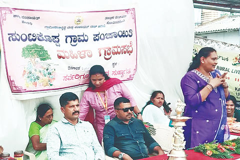 ಸುಂಟಿಕೊಪ್ಪದಲ್ಲಿ ಆಯೋಜಿಸಿದ್ದ ಮಹಿಳಾ ಗ್ರಾಮಸಭೆಯಲ್ಲಿ ಜಿಲ್ಲಾ ಮಕ್ಕಳ ವಿಶೇಷ ಪೊಲೀಸ್ ಘಟಕದ ಮಹಿಳಾ ಮುಖ್ಯ ಪೇದೆ ಎಂ.ಬಿ.ಸುಮತಿ ಮಾತನಾಡಿದರು. ವಿ.ಜಿ.ಲೋಕೇಶ್,  ರಫೀಕ್‌ಖಾನ್, ವಸಂತಿ, ಚಂದ್ರಕಲಾ ಇದ್ದರು.