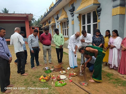 ಸುಂಟಿಕೊಪ್ಪ ಸಮೀಪದ ಕಂಬಿಬಾಣೆಯ ಶ್ರೀ ರಾಮ ಮತ್ತು ಶ್ರೀ ಚಾಮುಂಡೇಶ್ವರಿ ದೇವಸ್ಥಾನದ ಸಭಾಭವನ ನಿರ್ಮಾಣಕ್ಕೆ ಶನಿವಾರ ಕಾಫಿಬೆಳೆಗಾರ ಹಾಗೂ ದಾನಿ ಟಿ.ಕೆ.ಸಂಜೀವ ಭೂಮಿ ಪೂಜೆ ನೇರವೇರಿಸಿದರು.  ದೇಗುಲ ಸಮಿತಿ ಅಧ್ಯಕ್ಷ ಡಾ.ಶಶಿಕಾಂತ ರೈ, ಕಾರ್ಯದರ್ಶಿ ಗಣೇಶ್, ಖಜಾಂಜಿ ಅಜಿತ್, ಮಾತೃಮಂಡಳಿ ಸದಸ್ಯರಾದ ಪೂರ್ಣಿಮಾ, ಮೀನಾ ಹರೀಶ್ ಇದ್ದರು. 