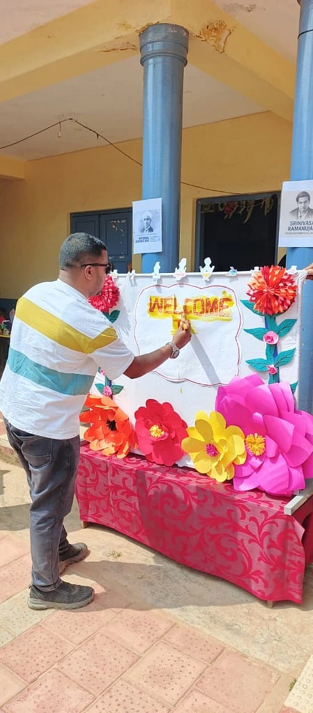 ಸುಂಟಿಕೊಪ್ಪ ಸರ್ಕಾರಿ ಮಾದರಿ ಪ್ರಾಥಮಿಕ ಶಾಲೆಯಲ್ಲಿ ರಾಷ್ಟ್ರೀಯ ವಿಜ್ಞಾನ ದಿನಾಚರಣೆ ಅಂಗವಾಗಿ ಶನಿವಾರ ಹಮ್ಮಿಕೊಂಡಿದ್ದ ವಿಜ್ಞಾನ ವಸ್ತು ಪ್ರದರ್ಶನವನ್ನು ಶಾಲಾಭಿವೃದ್ಧಿ ಸಮಿತಿ ಅಧ್ಯಕ್ಷ ರಫೀಕ್ ಖಾನ್ ಉದ್ಘಾಟಿಸಿದರು. 