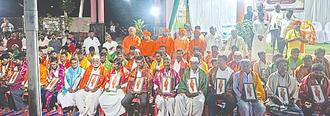 ಯಡ್ರಾಮಿ ವಿರಕ್ತಮಠದಲ್ಲಿ ಶ್ರೀ ಸಿದ್ಧರಾಮ ಸ್ವಾಮೀಜಿ ಪುಣ್ಯಾರಾಧನೆ ನಿಮಿತ್ತ ಜೋಡೆತ್ತು ಕೃಷಿಕರಿಗೆ ಸನ್ಮಾನ ಮಾಡಲಾಯಿತು. ಶ್ರೀ ಸಿದ್ಧಲಿಂಗ ಸ್ವಾಮೀಜಿ, ಶ್ರೀ ಪ್ರಭುಲಿಂಗ ಸ್ವಾಮೀಜಿ, ಶ್ರೀ ಗುರುಬಸವ ಸ್ವಾಮೀಜಿ, ದೊಡ್ಡಪ್ಪಗೌಡ ಪಾಟೀಲ್​ ನರಿಬೋಳ, ಬಸವರಾಜ ಬಿರಾದಾರ ಇತರರಿದ್ದರು. 