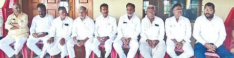 ಯಡ್ರಾಮಿಯಲ್ಲಿ ಹಮ್ಮಿಕೊಂಡಿದ್ದ ಕಾಂಗ್ರೆಸ್​ ಸಭೆಯಲ್ಲಿ ಚಂದ್ರಶೇಖರ ಪುರಾಣಿಕ, ರಾಜಶೇಖರ ಸಾಹು ಸೀರಿ, ಮಲ್ಲಿಕಾರ್ಜುನ ಹಲಕರ್ಟಿ, ಶಾಂತಪ್ಪ ಕೂಡಲಗಿ, ಇಬ್ರಾಹಿಂಸಾಬ್​ ಉಸ್ತಾದ್​ ಇತರರಿದ್ದರು.