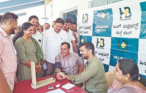 ಅಭ್ಯತ್ ಮಂಗಳ ಸರ್ಕಾರಿ ಹಿರಿಯ ಪ್ರಾಥಮಿಕ ಶಾಲೆಯಲ್ಲಿ ಆಯೋಜಿಸಿದ್ದ ಉಚಿತ ಆರೋಗ್ಯ ತಪಾಸಣೆ ಶಿಬಿರದಲ್ಲಿ ಮಡಿಕೇರಿ ಕ್ಷೇತ್ರದ ಶಾಸಕ ಡಾ. ಮಂತರ್ ಗೌಡ ಅವರು ತಪಾಸಣೆ ಮಾಡುತ್ತಿರುವುದು 