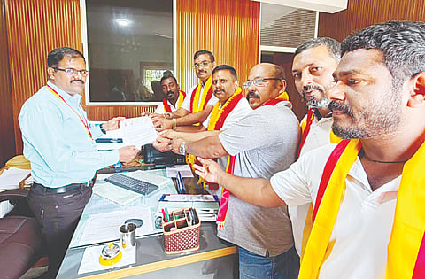 ನೆಲ್ಯಹುದಿಕೇರಿ ಗ್ರಾಮದಲ್ಲಿ ಜಲಜೀವನ ಮಿಷನ್ ಯೋಜನೆಯಡಿ ಕುಡಿಯುವ ನೀರು ಒದಗಿಸುವಂತೆ ಆಗ್ರಹಿಸಿ ಕರವೇ (ಸ್ವಾಭಿಮಾನಿ ಬಳಗ) ವತಿಯಿಂದ ಪಿಡಿಒಗೆ ಮನವಿ ಸಲ್ಲಿಸಿತು. ಸುರೇಶ್ ನೆಲ್ಲಿಕಲ್, ಸಜಿಲ್ ಕುಮಾರ್, ಹರೀಶ್, ಉಪಾಧ್ಯಕ್ಷ ರಶಾದ್, ಕಾರ್ಯದರ್ಶಿ ನಂದ ಇತರರು ಇದ್ದರು.