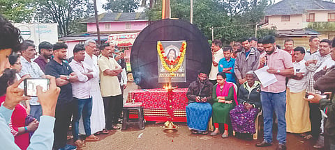 ತುಮರಿ ವೃತ್ತದಲ್ಲಿ  ವಾಣಿಶ್ರೀ ಸಾವಿಗೆ ಕಾರಣರಾದವರ ಬಂಧನಕ್ಕೆ ಆಗ್ರಹಿಸಿ ತುಮರಿ ಸಮಾನ ಮನಸ್ಕರ ವೇದಿಕೆಯಿಂದ ಪ್ರತಿಭಟನೆ ನಡೆಸಲಾಯಿತು. ಆನಂದ ಬಾಳ, ಮಂಜಯ್ಯ ಸಂಸೆ, ಜಿ.ಟಿ.ಸತ್ಯನಾರಾಯಣ ಮತ್ತಿತರರಿದ್ದರು.