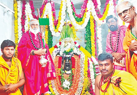 ತಾಲೂಕಿನ ಸಿಂಧುವಳ್ಳಿ ಶ್ರೀ ವೀರಭದ್ರೇಶ್ವರ ನೂತನ ದೇವಸ್ಥಾನದ ಉದ್ಘಾಟನೆ, ಪ್ರಾಣ ಪ್ರತಿಷ್ಠಾಪನೆ-ಕಳಸಾರೋಹಣ ಅಂಗವಾಗಿ ಗುರುವಾರ ಆಯೋಜಿಸಿದ್ದ ಜನಜಾಗೃತಿ ಧರ್ಮ ಸಮಾರಂಭದಲ್ಲಿ ಬಾಳೆಹೊನ್ನೂರು ಶ್ರೀರಂಭಾಪುರಿ ಡಾ.ವೀರಸೋಮೇಶ್ವರ ಜಗದ್ಗುರುಗಳು 