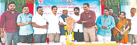 ಅಫಜಲಪುರ ಸರ್ಕಾರಿ ಪ್ರಥಮ ದರ್ಜೆ ಕಾಲೇಜಿನಲ್ಲಿ ಶನಿವಾರ ಆಯೋಜಿಸಿದ್ದ ಸ್ನಾತಕ, ಸ್ನಾತಕೋತ್ತರ ವಿದ್ಯಾರ್ಥಿಗಳ ಸ್ವಾಗತ ಸಮಾರಂಭವನ್ನು ಶಾಸಕ ಎಂ.ವೈ.ಪಾಟೀಲ್ ಉದ್ಘಾಟಿಸಿದರು. ಪ್ರಕಾಶ ಜಮಾದಾರ, ಶಿವಾನಂದ ಗಾಡಿಸಾಹುಕಾರ, ಸಿದ್ಧಾರ್ಥ ಬಸರಿಗಿಡ ಇತರರಿದ್ದರು.