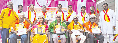 ಚಿತ್ತಾಪುರದಲ್ಲಿ ಕನ್ನಡ ಸಾಹಿತ್ಯ ಪರಿಷತ್‌ನಿಂದ ಹಮ್ಮಿಕೊಂಡಿದ್ದ ಸಿರಿನುಡಿ ಸಂಭ್ರಮ-೨೦೨೫ ಕಾರ್ಯಕ್ರಮದಲ್ಲಿ ವಿವಿಧ ಕ್ಷೇತ್ರದ ಸಾಧಕರಿಗೆ ರಾಜ್ಯೋತ್ಸವ ಪ್ರಶಸ್ತಿ ನೀಡಿ ಸತ್ಕರಿಸಲಾಯಿತು. ನಾಗಯ್ಯ ಹಿರೇಮಠ ಉದ್ಘಾಟಿಸಿದರು. ವೀರಣ್ಣಗೌಡ ಪರಸರೆಡ್ಡಿ, ಶಶಿಧರ ಬಿರಾದಾರ, ವೀರೇಂದ್ರ ಕೊಲ್ಲೂರ, ಶಿವಾನಂದ ನಾಲವಾರ, ರವಿ ಎಸ್. ಕುಲಕರ್ಣಿ ಇದ್ದರು.