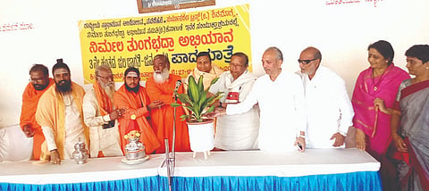  ಗೊರೇಬಾಳದಲ್ಲಿ ಏರ್ಪಡಿಸಿದ್ದ ಮೂರನೇ ಹಂತದ ನಿರ್ಮಲ ತುಂಗಭದ್ರಾ ಪಾದಯಾತ್ರೆ ಸಭೆಯನ್ನು ಗಣ್ಯರು ಉದ್ಘಾಟಿಸಿದರು.  