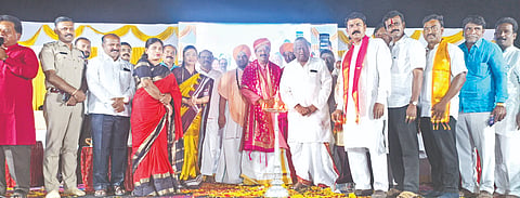  ಶಹಾಬಾದ್​ ತಾಲೂಕಿನ ತೊನಸನಳ್ಳಿ(ಎಸ್​)ಯಲ್ಲಿ ಹಮ್ಮಿಕೊಂಡಿದ್ದ ಧರ್ಮಸಭೆಯನ್ನು ಸಮಾಜ ಸೇವಕಿ ಜಯಶ್ರೀ ಮತ್ತಿಮಡು ಉದ್ಘಾಟಿಸಿದರು. ಶ್ರೀ ಡಾ.ಮಲ್ಲಣ್ಣಪ್ಪ ಸ್ವಾಮೀಜಿ, ಶ್ರೀ ಡಾ.ಸೌರಭ ಸ್ವಾಮೀಜಿ, ಶ್ರೀ ಗುರುಸಿದ್ಧೇಶ್ವರ ಶಿವಾಚಾರ್ಯರು, ಶ್ರೀ ರತ್ನಾಕರ ಶಿವಯೋಗಿ, ಶಂಕರಗೌಡ ಪಾಟೀಲ, ಭೀಮಣ್ಣ ಸಾಲಿ ಇತರರು ಇದ್ದರು.