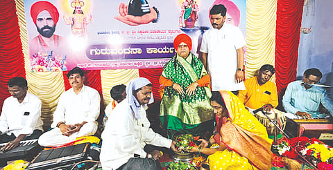 ಚಿತ್ತಾಪುರದ ಕಡಬೂರ ಬಡಾವಣೆ ಸಿದ್ದೇಶ್ವರ ಪೆದ್ದು ಮಠದಲ್ಲಿ ಬುಧವಾರ ನಡೆದ ಗುರುವಂದನೆ ಕಾರ್ಯಕ್ರಮದಲ್ಲಿ ದಿಗ್ಗಾಂವ ಶ್ರೀ ಸಿದ್ದವಿರ ಶಿವಾಚಾರ್ಯರ ಪಾದಪೂಜೆ ಮಾಡಲಾಯಿತು. ಜಗದೀಶ ಶಾಸ್ತ್ರಿ ಹಿರೇಮಠ, ವಿಶ್ವರಾಜ ಜಗನ್ನಾಥ, ಶಿವನಾಗಪ್ಪ ಮುತ್ತಲಗಡ್ಡಿ, ಚಂದ್ರಕಾಂತ ದೊಡ್ಮನಿ, ಸಿದ್ರಾಮಪ್ಪ ಪಾಲಪ್​, ಶಾಂತಕುಮಾರ ಹತ್ತಿ ಇತರರಿದ್ದರು.