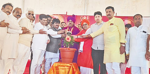 ಚಿತ್ರರ್ಶಿಷಿಕೆ. ಆಳಂದ ತಾಲೂಕಿನ ಜಿಡಗಾ ನವಕಲ್ಯಾಣ ಮಠದಲ್ಲಿ ಬುಧವಾರ ಆಯೋಜಿಸಿದ್ದ ಗುರುಪೂರ್ಣಿಮೆ ಕಾರ್ಯಕ್ರಮವನ್ನು ಪೀಠಾಧಿಪತಿ ಶ್ರೀ ಡಾ.ಮುರುಘರಾಜೇಂದ್ರ ಮಹಾಸ್ವಾಮೀಜಿ ಸಸಿಗೆ ನೀರೆರೆದು ಉದ್ಘಾಟಿಸಿದರು. ಮಾಜಿ ಶಾಸಕ ದತ್ತಾತ್ರೇಯ ಪಾಟೀಲ್​ ರೇವೂರ, ಹರ್ಷಾನಂದ ಗುತ್ತೇದಾರ್​, ಅಂಬಾರಾಯ ಅಷ್ಟಗಿ, ಸಿದ್ದರಾಮ ಪ್ಯಾಟಿ ಇತರರಿದ್ದರು.
