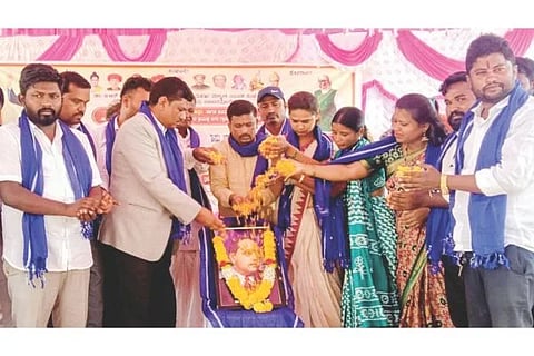 ಅಳವಂಡಿ ಸಮೀಪದ ತಿಗರಿಯಲ್ಲಿ ಆಯೋಜಿಸಿದ್ದ ಡಾ.ಬಿ.ಆರ್.ಅಂಬೇಡ್ಕರ್ ಅವರ ಚಿಂತನೆಗಳು ಹಾಗೂ ಕಾನೂನು ಅರಿವು ಕಾರ್ಯಕ್ರಮವನ್ನು ಉದ್ಘಾಟಿಸಲಾಯಿತು. ಪ್ರಮುಖರಾದ ಭೀಮನಗೌಡ, ಡಿಎಂ ಪೂಜಾರ, ಮಲ್ಲಿಕಾರ್ಜುನ ಪೂಜಾರ, ಮಹಾಂತೇಶ ಬೂದಗುಂಪಾ ವಕೀಲರು, ರವಿಚಂದ್ರ ಮಾಟಲದಿನ್ನಿ ಇತರರಿದ್ದರು.