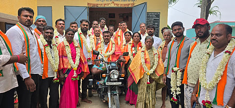 ಆನೇಕಲ್​ ತಾಲೂಕಿನ ಹಳೆಹಳ್ಳಿಯ ಹಾಲು ಉತ್ಪಾದಕರ ಸಹಕಾರ ಸಂಕ್ಕೆ ಅವಿರೋಧ ಆಯ್ಕೆಯಾದ ಅಧ್ಯೆ ರಾಧಮ್ಮ ಹಾಗೂ ಉಪಾಧ್ಯ ನವೀನ್​ ಅವರನ್ನು ಬೆಂಬಲಿಗರು ಸನ್ಮಾನಿಸಿದರು. ಬಿಜೆಪಿ ಯುವ ಮುಖಂಡ ಬಳ್ಳೂರು ವಸಂತ್​ ರೆಡ್ಡಿ ಇತರರು ಇದ್ದರು.