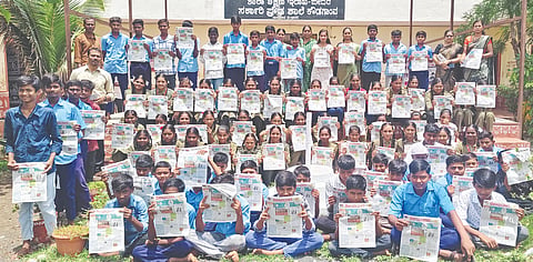 ಔರಾದ್​ ತಾಲೂಕಿನ ಕೌಡಗಾಂವ ಸರ್ಕಾರಿ ಪ್ರೌಢ ಶಾಲೆಯಲ್ಲಿ ವಿದ್ಯಾರ್ಥಿ ಉದ್ಯೋಗ ಮಿತ್ರ ಸಂಚಿಕೆ ವಿತರಣೆ ಮತ್ತು ಮೊಬೈಲ್​ ಬಿಡಿ ಪುಸ್ತಕ ಹಿಡಿ ಅಭಿಯಾನ ಕಾರ್ಯಕ್ರಮದಲ್ಲಿ ಮುಖ್ಯಗುರು ಮೇಹಕರೆ ಬಾಲಿಕಾ, ಸತೀಶ ಮಾಚನಾಳ, ಶಿವಕುಮಾರ, ಛಾಯಾ, ವಿಜಯಕುಮಾರ, ಸತೀಶ ಬಿರಾದಾರ, ಕೃತಿಕಾ, ಶ್ರೀದೇವಿ, ಪ್ರಭಾವತಿ, ಸಾ ಮತ್ತು ಮಕ್ಕಳಿದ್ದರು.