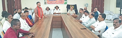 ಚಿಂಚೋಳಿ ಪ್ರಜಾಸೌಧದಲ್ಲಿ ಬುಧವಾರ ಏರ್ಪಡಿಸಿದ್ದ ಹಡಪದ ಅಪ್ಪಣ್ಣ ಜಯಂತಿ ಕಾರ್ಯಕ್ರಮದಲ್ಲಿ ಹಡಪದ ಸಮಾಜದ ತಾಲೂಕು ಅಧ್ಯಕ್ಷ ರೇವಣಸಿದ್ದಪ್ಪ ಮೋಘಾ ಮಾತನಾಡಿದರು. ವೆಂಕಟೇಶ ದುಗ್ಗನ್​, ಕಾಶಿನಾಥ ಧನ್ನಿ, ಸೂರ್ಯಕಾಂತ ಚಿಂಚೋಳಿಕರ್​, ಆನಂದ ಚೌಧರಿ ಇತರರಿದ್ದರು. 