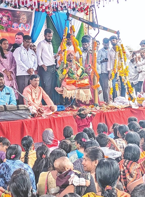 ಭೂತಪುರದಲ್ಲಿ ಬುಧವಾರ ಗುರುಪೂರ್ಣಿಮೆ ನಿಮಿತ್ತ ಶ್ರೀ ಚಿಕ್ಕ ಶಿವಲಿಂಗೇಶ್ವರ ಸ್ವಾಮೀಜಿಯವರ ತುಲಾಭಾರ ನಡೆಯಿತು. ಗುಣವಂತರಾವ ಮಾಲಿಪಾಟೀಲ್​, ಶರಣಬಸಪ್ಪ ಮಾಲಿಪಾಟೀಲ್​, ಬಸವತರಾವ ಮಾಲಿಪಾಟೀಲ್​, ವಿಶಾಲ್​ ಪಾಟೀಲ್​ ಇತರರಿದ್ದರು.