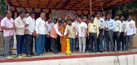 ಚನ್ನಪಟ್ಟಣ ನಗರದ ಬಾಲಕರ ಸರ್ಕಾರಿ ಪದವಿ ಪೂರ್ವ ಕಾಲೇಜಿನ ಆವರಣದಲ್ಲಿ ಹಮ್ಮಿಕೊಂಡಿದ್ದ ಪದವಿ ಪೂರ್ವ ಕಾಲೇಜುಗಳ ತಾಲೂಕು ಮಟ್ಟದ ಕ್ರೀಡಾಕೂಟಕ್ಕೆ ಪದವಿ ಪೂರ್ವ ಇಲಾಖೆಯ ಜಿಲ್ಲಾ ಉಪ ನಿರ್ದೇಶಕ ಮರಿಸ್ವಾಮಿ ಚಾಲನೆ ನೀಡಿದರು. ಸತೀಶ್ ಬಾಬು,  ದೊಡ್ಡಬೋರಯ್ಯ, ಪ್ರದೀಪ್,ರಾಮಯ್ಯ, ಇತರರು ಇದ್ದರು. 