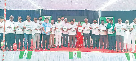  ಶ್ರವಣಬೆಳಗೊಳ ವಿಧಾನಸಭಾ ಕ್ಷೇತ್ರದ ವಿಶೇಷ ಸಮಗ್ರ ಪರಿಷ್ಕರಣೆ ಬಿಎಲ್‌ಎ -2 ಕಾರ್ಯಾಗಾರದಲ್ಲಿ ಶಾಸಕ ಸಿ.ಎನ್. ಬಾಲಕೃಷ್ಣ ಕಾರ್ಯಾಗಾರದ ಕೈಪಿಡಿಯನ್ನು ಬಿಡುಗಡೆ ಮಾಡಿದರು. ವೆಂಕಟೇಶ್, ಅಶ್ವಿನ್, ಪರಮ ದೇವರಾಜೇಗೌಡ, ಪರಮ ಕೃಷ್ಣೇಗೌಡ ಇತರರು ಇದ್ದರು.