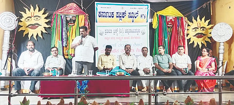 ಪ್ರತಿಮಾ ಟ್ರಸ್ಟ್, ಕನ್ನಡ ಮತ್ತು ಸಂಸ್ಕೃತಿ ಇಲಾಖೆ ಹಾಗೂ ಪಟ್ಟಣದ ನೂತನ ಕೆಪಿಎನ್ ಶಾಲೆಯ ಸಹಯೋಗದಲ್ಲಿ ಆಯೋಜಿಸಿದ್ದ ವಾರ್ಷಿಕ ಶಿಬಿರದ ಉದ್ಘಾಟನೆ ಕಾರ್ಯಕ್ರಮದಲ್ಲಿ ಶಾಸಕ ಸಿ.ಎನ್.ಬಾಲಕೃಷ್ಣ ಮಾತನಾಡಿದರು. ನೇತ್ರಾವತಿ, ಕೆ.ಎನ್.ಅನಿಲ್, ಎಚ್.ಎಚ್.ಸತೀಶ್ ಮತ್ತಿತರರಿದ್ದರು.