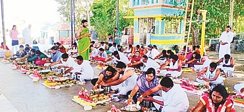 ನಾಗರನವಿಲೆ ದೇವಸ್ಥಾನದಲ್ಲಿ ನಾಗರ ದೋಷ ನಿವಾರಣೆಗೆ ಸಾಮೂಹಿಕ ಆಶ್ಲೇಷ ಬಲಿ ಪೂಜೆ ನೆರವೇರಿಸುತ್ತಿರುವುದು.