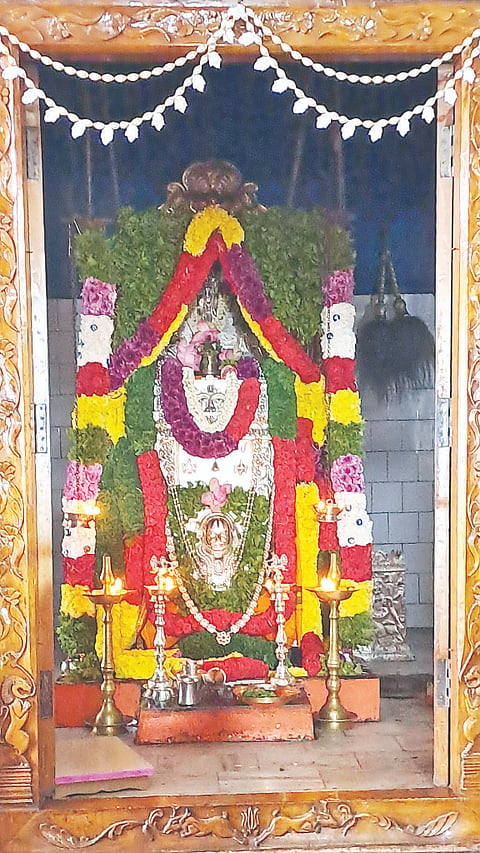 ಚನ್ನರಾಯಪಟ್ಟಣದ ಕೋಟೆ ಶ್ರೀ ರಾಘವೇಂದ್ರ ಸ್ವಾಮಿ ಮಠದಲ್ಲಿ ಶ್ರೀ ಗುರುಗಳ 355 ನೇ ಆರಾಧನಾ ಮಹೋತ್ಸವದ ಪೂರ್ವಾರಾಧನೆ ಪ್ರಯುಕ್ತ ರಾಯರಿಗೆ ವಿಶೇಷವಾದ ಹೂವಿನ ಅಲಂಕಾರ ಮಾಡಲಾಗಿತ್ತು.