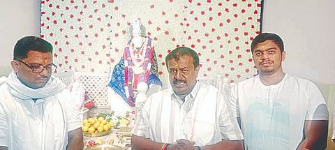 ಗುರುಪೂರ್ಣಿಮೆ ನಿಮಿತ್ತ ಪಟ್ಟಣದ ಡಾ. ಮಂಜುನಾಥ ನಗರದಲ್ಲಿರುವ ಶಿರಡಿ ಸಾಯಿ ಮಂದಿರದಲ್ಲಿ  ಸಾಯಿಬಾಬಾ ಅವರ ಮೂರ್ತಿಗೆ ವಿಶೇಷ ಅಲಂಕಾರ ಮಾಡಲಾಗಿತ್ತು. ಶಾಸಕ ಸಿ.ಎನ್. ಬಾಲಕೃಷ್ಣ,   ಚಂದ್ರಶೇಖರ ಗುರೂಜಿ, ಕಸಾಪ ತಾಲೂಕು ಅಧ್ಯಕ್ಷ ಹಡೇನಹಳ್ಳಿ ಲೋಕೇಶ್, ಟಿಎಪಿಸಿ ಎಂಎಸ್ ನಿರ್ದೇಶಕ ಅನಿಲ್ ಮರಗೂರು ಇತರರು ದರ್ಶನ ಪಡೆದರು. 