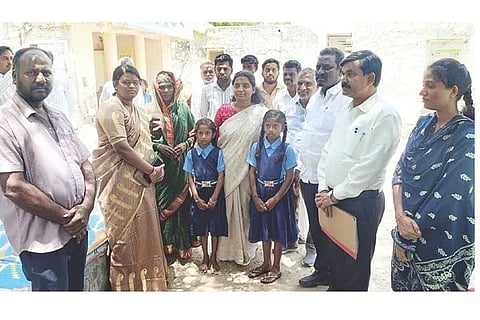 ಹದ್ದಿನಾಳ ಗ್ರಾಮದ ಭೂಮಾನಂದ ಮನೆಗೆ ಡಿಸಿ ಪೂವಿತಾ ಎಸ್. ಭೇಟಿನೀಡಿ ಕುಟುಂಬಸ್ಥರಿಗೆ ಸಾಂತ್ವನ ಹೇಳಿದರು. ತಹಸೀಲ್ದಾರ್ ನಾಗಮ್ಮ ಕಟ್ಟಿಮನಿ, ಸಮಾಜ ಕಲ್ಯಾಣ ಇಲಾಖೆ ಸಹಾಯಕ ನಿರ್ದೇಶಕ ರಾಜ್‌ಕುಮಾರ, ಗಬ್ಬೂರು ಪಿಎಸ್‌ಐ ಅರುಣ್‌ಕುಮಾರ್ ಇತರರಿದ್ದರು.