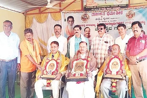ಗಬ್ಬೂರು ಮಹಾಶೈವ ಪೀಠದಲ್ಲಿ ಆಯೋಜಿಸಿದ್ದ ಕುಮಾರಸ್ವಾಮಿಗಳ ಜಯಂತಿ ಕಾರ್ಯಕ್ರಮದಲ್ಲಿ ಇದೇ ಸಂದರ್ಭದಲ್ಲಿ ಪ್ರೊ.ಮಲ್ಲೇಪುರಂ ಜಿ.ವೆಂಕಟೇಶ ಅವರಿಗೆ ‘ಸಾಹಿತ್ಯ ರತ್ನ’, ರಘುನಾಥ ರಡ್ಡಿ ಮನ್ಸಲಾಪುರ ಅವರಿಗೆ ‘ಪತ್ರಿಕಾ ಭೂಷಣ’ ಹಾಗೂ ಖಾಸಿಂ ಮಲ್ಲಿಗೆಮಡುವು ಅವರಿಗೆ ‘ಸೇವಾ ಭೂಷಣ’ ಪ್ರಶಸ್ತಿ ನೀಡಿ ಗೌರವಿಸಲಾಯಿತು. ಪೀಠಾಧ್ಯಕ್ಷ ಮುಕ್ಕಣ್ಣ ಕರಿಗಾರ, ಮುಖಂಡರಾದ ಡಾ.ಸಿದ್ದರಾಮ ಹೊನ್ಕಲ್, ಎಚ್.ಎಚ್.ಮೇಟಿ, ಮಲ್ಲಿಕಾರ್ಜುನ್ ಶೆಂಡಗಿ, ಬಸವರಾಜ, ಬಸವರಾಜ ಭೋಗಾವತಿ, ಮಲ್ಲಿಕಾರ್ಜುನ ದೇಸಾಯಿ ಇತರರಿದ್ದರು.