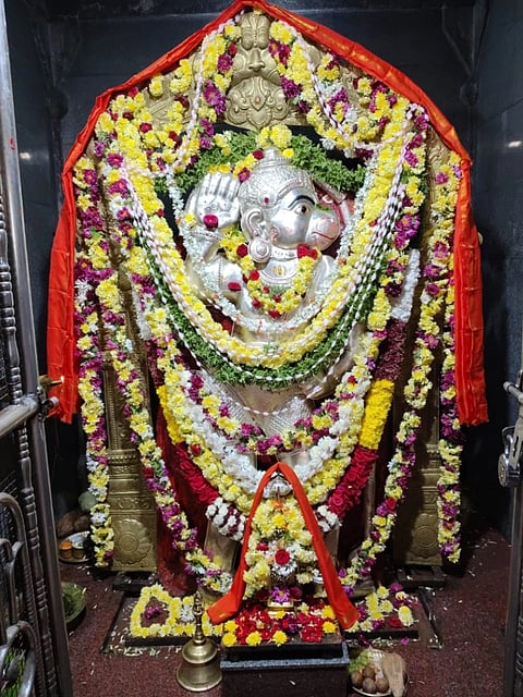 ಮಧ್ವನವಮಿ ನಿಮಿತ್ತ ದೇವದುರ್ಗ ತಾಲೂಕು ವಂದಲಿ ಬಲಭೀಮ ದೇವಸ್ಥಾನದಲ್ಲಿ ದೇವರಿಗೆ ವಿಶೇಷ ಅಲಂಕಾರ ಮಾಡಲಾಗಿತ್ತು.