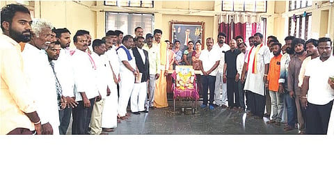 ದೇವದುರ್ಗದ ಮಿನಿವಿಧಾನಸೌಧ ಸಭಾಂಗಣದಲ್ಲಿ ಹಡಪದ ಅಪ್ಪಣ್ಣ ಅವರ ಜಯಂತಿ ಆಚರಿಸಲಾಯಿತು. ಗ್ರೇಡ್-2 ತಹಸೀಲ್ದಾರ್ ಗೋವಿಂದ ನಾಯಕ, ಶಿರಸ್ತೇದಾರ್ ಭಿಮರಾಯ ಮೇಟಿ, ಪ್ರಮುಖರಾದ ಶ್ರೀಶೈಲ, ಪಾರ್ವತಿ, ಲಕ್ಷ್ಮೀ, ಕವಿತಾ ದೇಸಾಯಿ, ಚಂದ್ರಶೇಖರ, ತಿಮ್ಮಯ್ಯ, ಕೈಲಾಸ್, ಬೂದೆಪ್ಪ, ತಿರುಪತಿ, ದೇವೇಂದ್ರಪ್ಪ, ಸಿದ್ದಪ್ಪ, ಶರಣ್, ಬಸವ, ಲಿಂಗಪ್ಪ ಇತರರಿದ್ದರು.