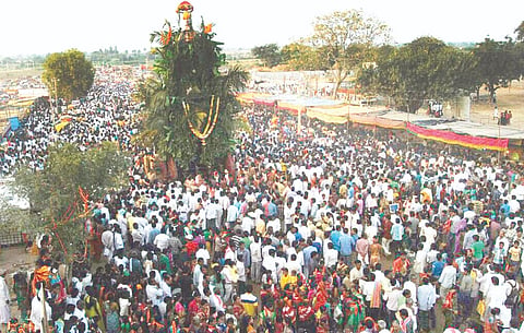 ಗಬ್ಬೂರಿನಲ್ಲಿ ಶ್ರೀ ಬೂದಿಬಸವೇಶ್ವರ ಜಾತ್ರೆ ನಿಮಿತ್ತ ಲಕ್ಷಾಂತರ ಭಕ್ತರ ಮಧ್ಯೆ ಮಹಾರಥೋತ್ಸವ ಜರುಗಿತು.