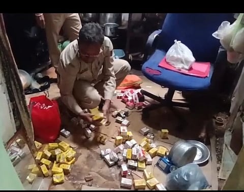 ಧಾರವಾಡ ಜನ್ನತನಗರದ ಕಲಾಲ ಎಂಬುವರ ಮನೆಯಲ್ಲಿ ಅಕ್ರಮ ಮಾರಾಟಕ್ಕೆ ಸಂಗ್ರಹಿಸಿದ್ದ ಮದ್ಯದ ಪ್ಯಾಕೆಟ್​ಗಳು.