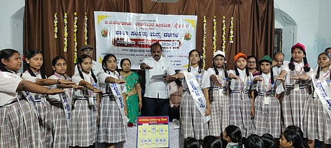ಧಾರವಾಡ ಜಯದೇವಿ ತಾಯಿ ಬಾಲಿಕೆಯರ ಪ್ರೌಢಶಾಲೆಯ ವಿದ್ಯಾರ್ಥಿ ಸಂಸತ್​ ಪದಗ್ರಹಣ ಸಮಾರಂಭದಲ್ಲಿ ಉದ್ಯಮಿ ಮಹೇಶ ಶೆಟ್ಟಿ ಪ್ರತಿಜ್ಞಾವಿಧಿ ಬೋಧಿಸಿದರು.
