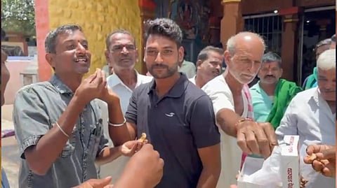 ಸಿಹಿ ಹಂಚಿ ಸಂಭ್ರಮಿಸಿದ ಶಿವಳ್ಳಿ ಗ್ರಾಮಸ್ಥರು