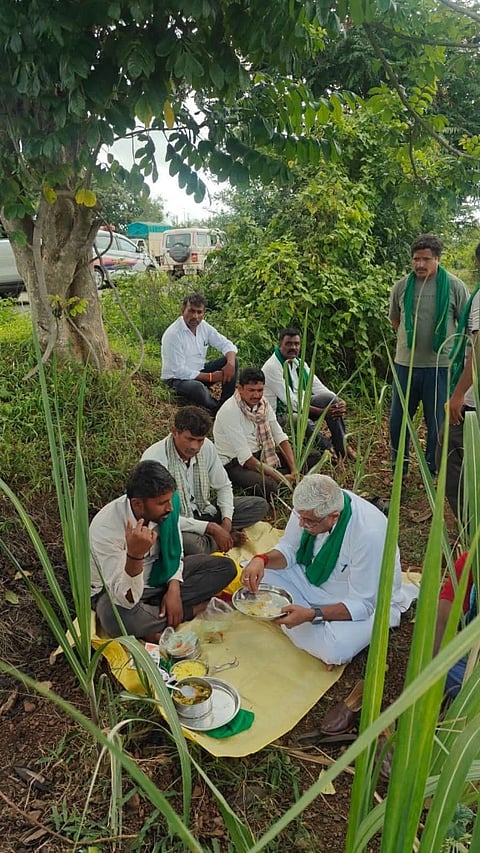 ರೈತನ ಜಮೀನಿನಲ್ಲಿ ಕೇಂದ್ರ ಸಚಿವ ಗಜೇಂದ್ರಸಿಂಗ್​ ಶೇಖಾವತ್​ ಊಟ ಸವಿದರು.