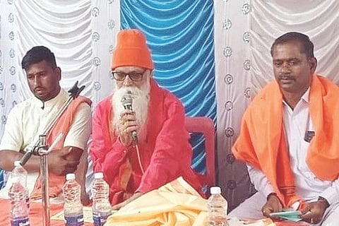 ಶ್ರೀರಾಮನಗರದ 6ನೇ ವಾರ್ಡ್ ಶ್ರೀ ಮಾರೆಮ್ಮದೇವಿ ದೇವಾಲಯದ 8ನೇ ವಾರ್ಷಿಕೋತ್ಸವ ನಿಮಿತ್ತ ಹಮ್ಮಿಕೊಂಡ ಜಾತ್ರಾಮಹೋತ್ಸವದಲ್ಲಿ ವೆಂಕಟಗಿರಿ ಶಾಖಮಠದ ರೌಡಕುಂದಾ ಸಿದ್ರಾಮೇಶ್ವರ ಶರಣರು ಮಾತನಾಡಿದರು. ಪ್ರಮುಖರಾದ ಎಚ್.ಎಂ.ಸಂಗಯ್ಯತಾತಾ, ಪಂಚಾಕ್ಷರಯ್ಯ ಹಿರೇಮಠ, ಪವನಕುಮಾರ, ಚೆನ್ನುಪಾಟಿ ಪ್ರಭಾಕರ ಇತರರಿದ್ದರು.