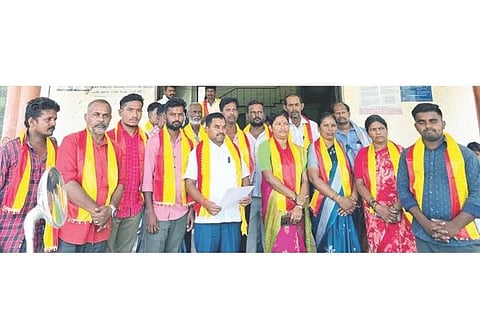 ಗಂಗಾವತಿ ತಾಲೂಕಾಡಳಿತ ಸೌಧದ ಕಚೇರಿ ಮುಂದೆ  ಕರ್ನಾಟಕ ರಕ್ಷಣಾ ವೇದಿಕೆ ಪ್ರವೀಣ ಶೆಟ್ಟಿ ಬಣದ ಸದಸ್ಯರು ಪ್ರತಿಭಟನೆ ನಡೆಸಿದರು. ಜಿಲ್ಲಾಧ್ಯಕ್ಷ ಪಂಪಣ್ಣನಾಯಕ, ಪದಾಧಿಕಾರಿಗಳಾದ ಶಂಕರ ಪೂಜಾರಿ, ಹುಸೇನಸಾಬ್, ಭಾರತಿ ಆಗಲೂರು, ಮಾಲಾ ಇತರರಿದ್ದರು.