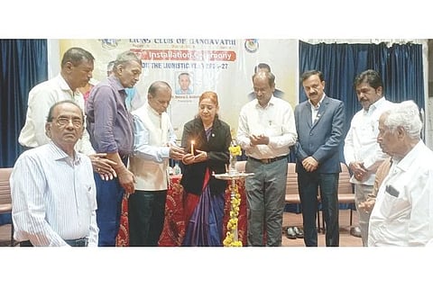 ಗಂಗಾವತಿ ಐಎಂಎ ಹಾಲ್‌ನಲ್ಲಿ ಲಯನ್ಸ್‌ಕ್ಲಬ್ ತಾಲೂಕು ಘಟಕದಿಂದ ಹಮ್ಮಿಕೊಂಡಿದ್ದ  ಪದಗ್ರಹಣ ಕಾರ್ಯಕ್ರಮವನ್ನು ಲಯನ್ಸ್ ಕ್ಲಬ್ ಜಿಲ್ಲಾ ಸಭಾಪಾಲಕ ಗವಿಸಿದ್ದಪ್ಪ ಮುದ್ಗಲ್ ಉದ್ಘಾಟಿಸಿದರು. ನಿಕಟಪೂರ್ವ ಅಧ್ಯಕ್ಷ ಡಾ.ಶಿವಕುಮಾರ ಮಾ.ಪಾಟೀಲ್, ಪ್ರತಿನಿಧಿಗಳಾದ ಜ್ಯೋತಿ ಪಿ.ಕುಲ್ಕರ್ಣಿ, ಡಾ.ಎ.ಸೋಮರಾಜು ಇತರರಿದ್ದರು.