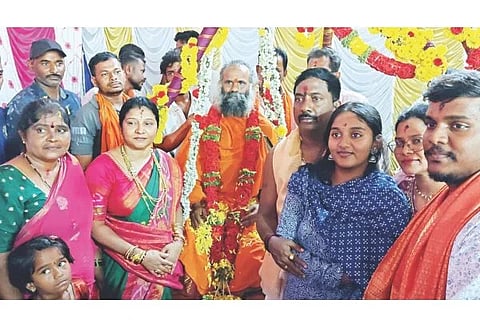 ಆನೆಗೊಂದಿ ವಾಲಿಕಿಲ್ಲಾ ಮ್ಯಾಗೋಟದ ಆದಿಶಕ್ತಿ ದೇವಾಲಯದಲ್ಲಿ ಗುರುಪೂರ್ಣಿಮೆ ನಿಮಿತ್ತ ದೇವಾಲಯದ ಮುಖ್ಯಸ್ಥ ಬ್ರಹ್ಮಾನಂದಯ್ಯ ಸ್ವಾಮೀಜಿಗೆ ಭಕ್ತರು ತುಲಾಭಾರ ಸೇವೆ ನೆರವೇರಿಸಿದರು. ಪ್ರಮುಖರಾದ ಕಣ್ಣಿ ಶ್ರೀಕಂಠ, ಉಮಾದೇವಿ, ಶ್ರೀನಿವಾಸ ಇತರರಿದ್ದರು.