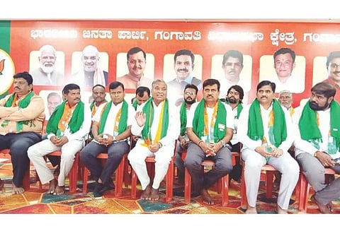 ವಿಜಯನಗರ ಕಾಲುವೆಗೆ ನೀರು ಹರಿಸುವ ನಿಟ್ಟಿನಲ್ಲಿ ಬಿಜೆಪಿ ರೈತ ಮೋರ್ಚಾದಿಂದ  ಹಮ್ಮಿಕೊಂಡ ಬೃಹತ್ ಪ್ರತಿಭಟನೆ ರ‌್ಯಾಲಿ ಕುರಿತು ಬಿಜೆಪಿ ಕಚೇರಿಯಲ್ಲಿ ಹಮ್ಮಿಕೊಂಡ  ಪೂರ್ವಭಾವಿ ಸಭೆಯಲ್ಲಿ ಮಾಜಿ ಶಾಸಕ ಪರಣ್ಣಮುನವಳ್ಳಿ ಮಾತನಾಡಿದರು.  ರಾಜ್ಯ ಸಮಿತಿ ಸದಸ್ಯ ಡಾ.ಬಸವರಾಜ ಕ್ಯಾವಟರ್, ಬಿಜೆಪಿ ಜಿಲ್ಲಾ ಮಾಜಿ ಅಧ್ಯಕ್ಷ ಸಿಂಗನಾಳ ವಿರೂಪಾಕ್ಷಪ್ಪ, ಉಪಾಧ್ಯಕ್ಷ ಮನೋಹರಗೌಡ ಹೇರೂರು ಇತರರಿದ್ದರು.