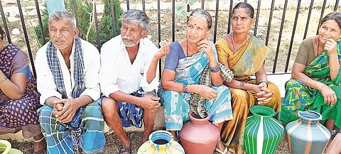 ದೊಮ್ಮನಗದ್ದೆ ಗ್ರಾಮಸ್ಥರು ಇತ್ತೀಚಿಗೆ ಖಾಲಿ ಬಂದಿಗೆ ಹಿಡಿದು ಹನೂರಿಗೆ ಆಗಮಿಸಿ ಶಾಸಕರನ್ನು ಭೇಟಿಯಾಗಲು ಕಾದು ಕುಳಿತಿದ್ದರು.