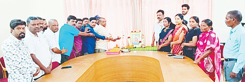 ಹನೂರಿನಲ್ಲಿ ತಾಲೂಕು ಆಡಳಿತದ ವತಿಯಿಂದ ಹಡಪದ ಅಪ್ಪಣ್ಣ ಜಯಂತಿಯನ್ನು ಆಚರಿಸಲಾಯಿತು. ಪ್ರಕಾಶ್, ರಾಜು, ವೆಂಕಟೇಶ್, ಶಾಂತಿ, ಭಾಗ್ಯಾ ಇತರರಿದ್ದರು. 
